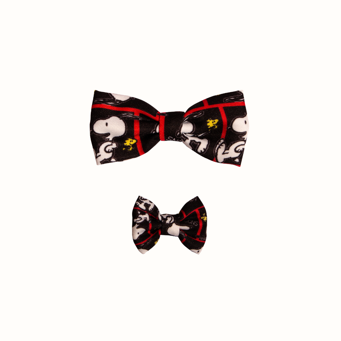 Coleira do Snoopy Zooz para animal, de padrão preto e branco, com detalhes vermelhos, imagens do personagem e um laço do mesmo padrão. Vista frontal, de vários tamanhos, sobre fundo branco.