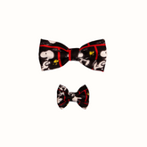 Coleira do Snoopy Zooz para animal, de padrão preto e branco, com detalhes vermelhos, imagens do personagem e um laço do mesmo padrão. Vista frontal, de vários tamanhos, sobre fundo branco.