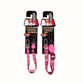 Cinto de segurança Zooz para cão, com padrão em cor de rosa floral do Snoopy. Apresentado na embalagem original, exibido de frente sobre um fundo branco.