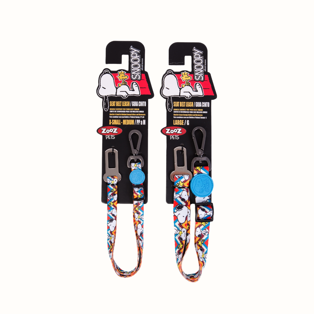 Cinto de segurança Zooz para cão, com padrão azul, branco, laranja e vermelho, do Snoopy. Apresentado na embalagem original, exibido de frente sobre um fundo branco.
