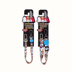 Cinto de segurança Zooz para cão, com padrão azul, branco, laranja e vermelho, do Snoopy. Apresentado na embalagem original, exibido de frente sobre um fundo branco.