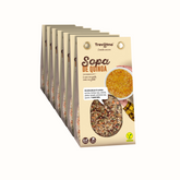 Sopa campesina em embalagem de cartão e plástico transparente, com pedaços
de batata, cenoura e outros legumes. A embalagem tem um rótulo vermelho com o nome do produto e informações nutricionais. Fundo branco.