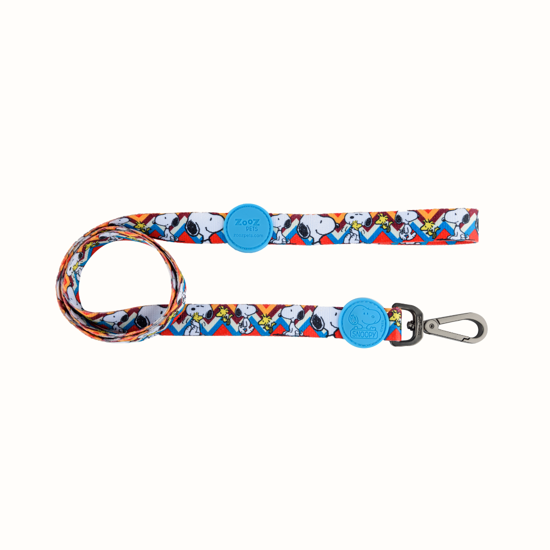 Trela Snoopy Zooz, de cor azul, amarela e branca em zig-zag com detalhes do personagem. Vista de frente, sobre fundo branco.