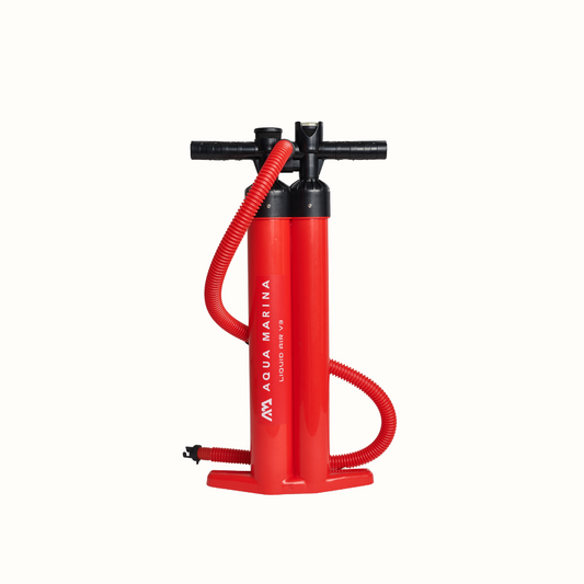 A Bomba Manual de Tripla Ação Liquid AIR V3  da AQUAMARINA tem uma capacidade de 3.2+3.2 litros e uma pressão máxima de 30 psi, proporcionando um alto desempenho.