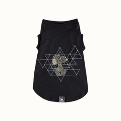 Camisola Zooz para cão na cor preta, com estampa do Snoopy em estilo geométrico dourado, sobre um fundo de triângulos brancos interligados.  Vista frontal, sobre fundo branco. 