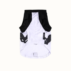 Sweatshirt ZOOZ para cão com design do Snoopy, de cor branco, com detalhes em preto. Estampa do  personagem. Vista do angulo inferior, sobre fundo branco