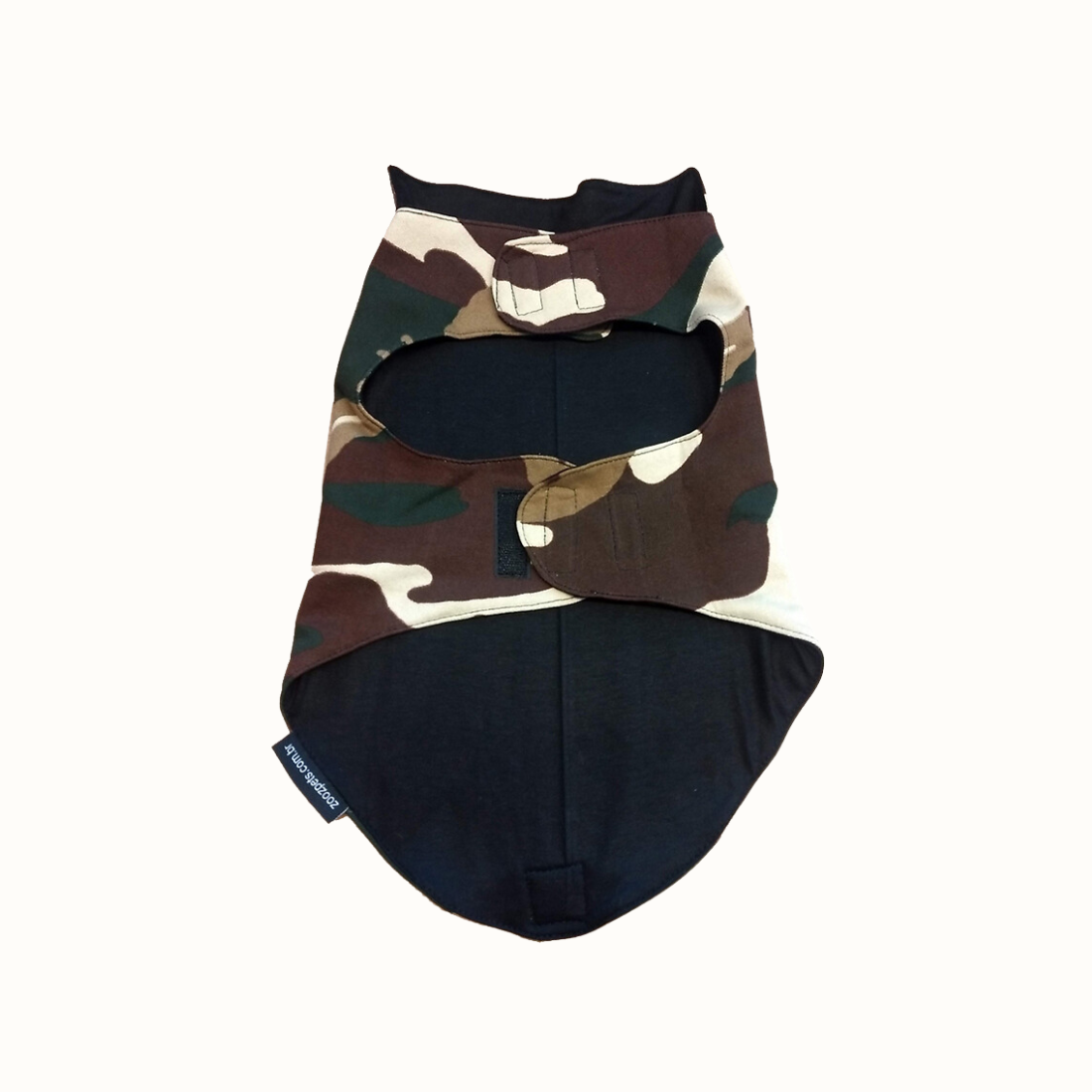 Colete Zooz para cão em padrão camuflado, com estampa do  personagem a a caminhar com mochila e chapéu, acompanhado do Woodstock. Vista inferior, destacando a abertura para fixação da trela e um reforço em tecido preto na parte inferior, sobre fundo branco. 