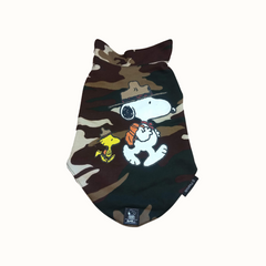 Colete Zooz para cão em padrão camuflado, com estampa do  personagem a a caminhar com mochila e chapéu, acompanhado do Woodstock. Vista frontal, sobre fundo branco. 