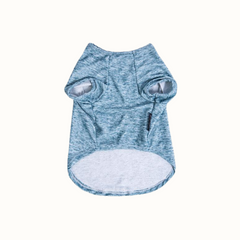 Camisola para cão com design do Snoopy, em azul mesclado.  Vista inferior do produto, sobre fundo branco.
