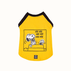 Camisola ZOOZ para cão com design do Snoopy, de cor amarelo, com detalhes pretos. Estampa divertida do personagem a rir. Vista do angulo superior, sobre fundo branco. 