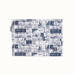 Tapete Zooz para cães, de cores azul e branco, com padrão estilo banda desenhada. Vista de cima, sobre fundo branco. 