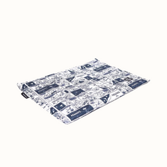 Tapete Zooz para cães, de cores azul e branco, com padrão estilo banda desenhada. Vista frontal, sobre fundo branco. 