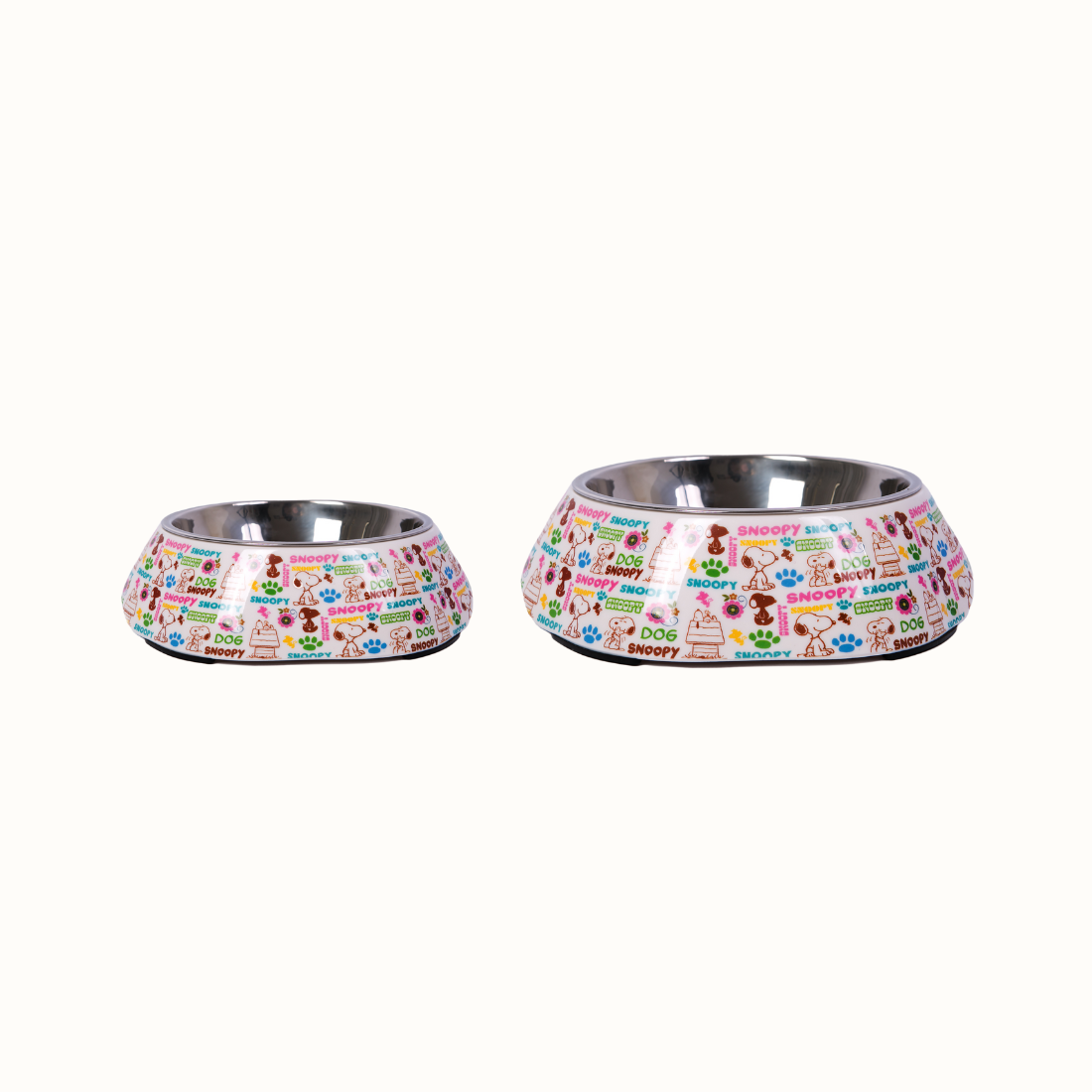 Comedouros ZOOZ para animal, disponíveis em dois tamanhos, com design do Snoopy, featuring ilustrações coloridas do personagem e elementos como pegadas e ossos. Material de plástico, com interior em alumínio. Vista lateral sobre fundo branco.