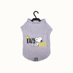 Camisola ZOOZ para cão com design do Snoopy, de cor cinzenta, com detalhes pretos, brancos e amarelos. Estampa do personagem com a frase "Lazy Days". Vista de frente, sobre fundo branco. 