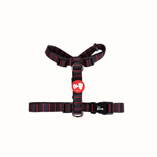 Arnês Snoopy Zooz em padrão preto com detalhes em vermelho e figura do personagem. Vista de frente, sobre fundo branco. 