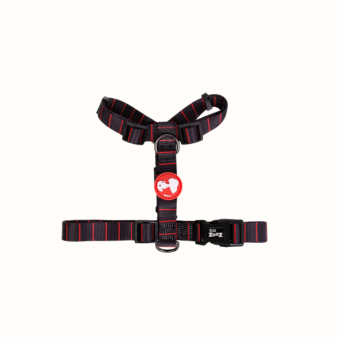 Arnês Snoopy Zooz em padrão preto com detalhes em vermelho e figura do personagem. Vista de frente, sobre fundo branco. 