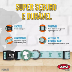 Características da coleira Zooz, em padrão azul claro e verde claro e figuras do snoopy. Vista de frente, sobre fundo branco. 