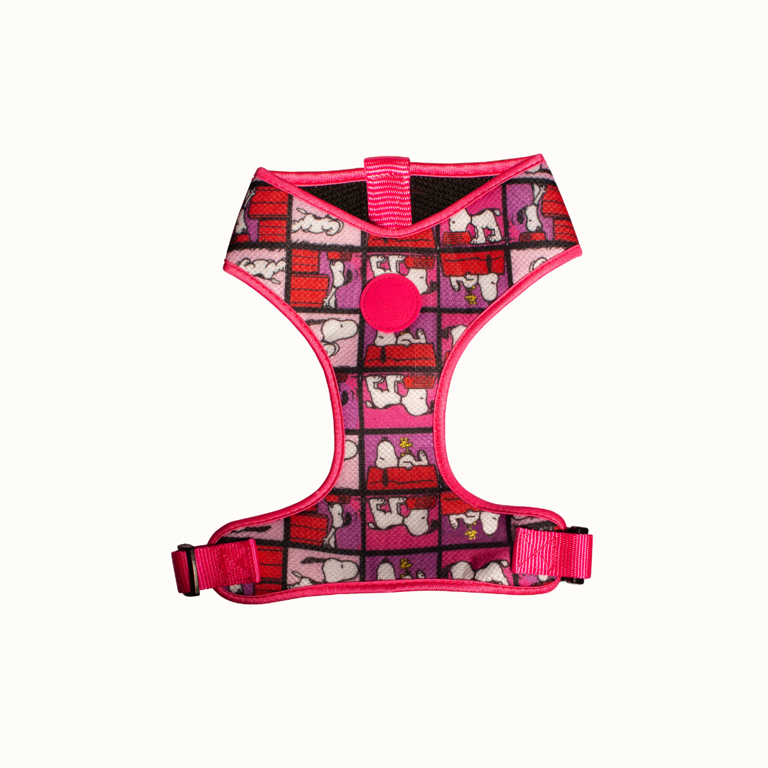 Arnês peitoral Zooz, com padrão rosa, vermelho e roxo, com figuras do snoopy. Vista de frente, sobre fundo branco. 