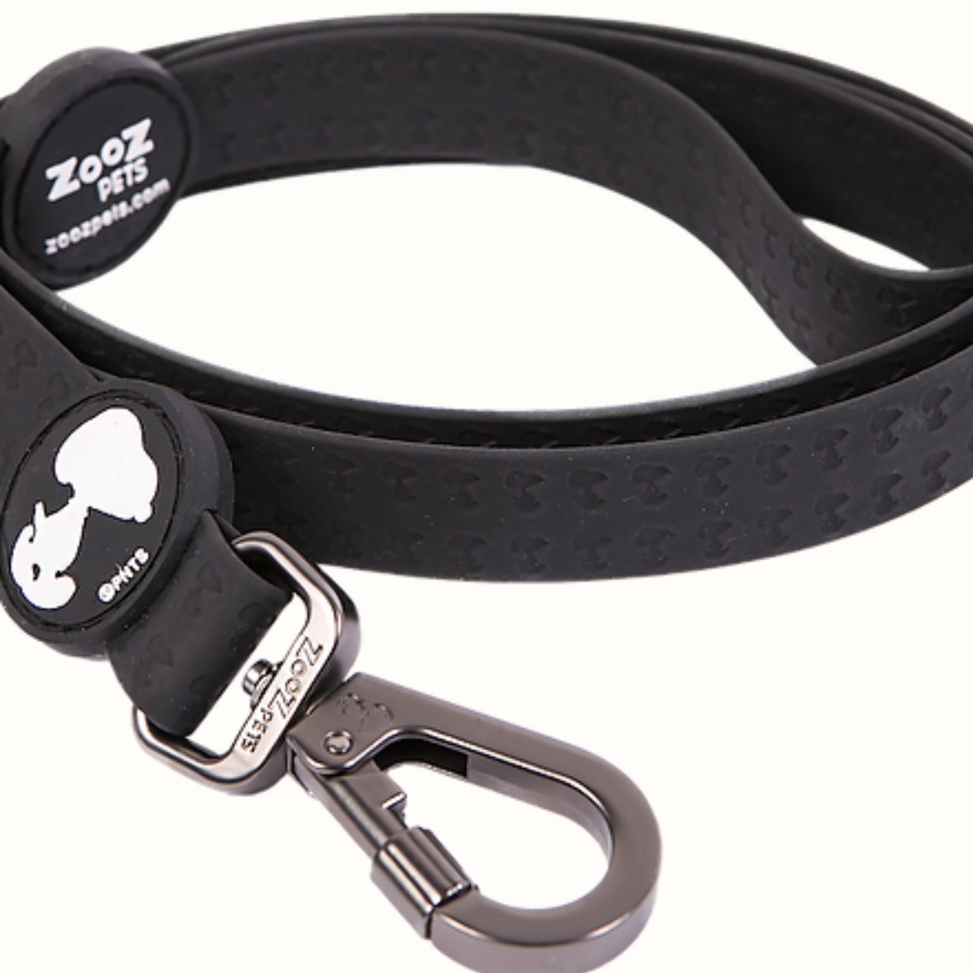 Trela Snoopy Zooz, de cor preta do snoopy. Vista em detalhe, sobre fundo branco. 