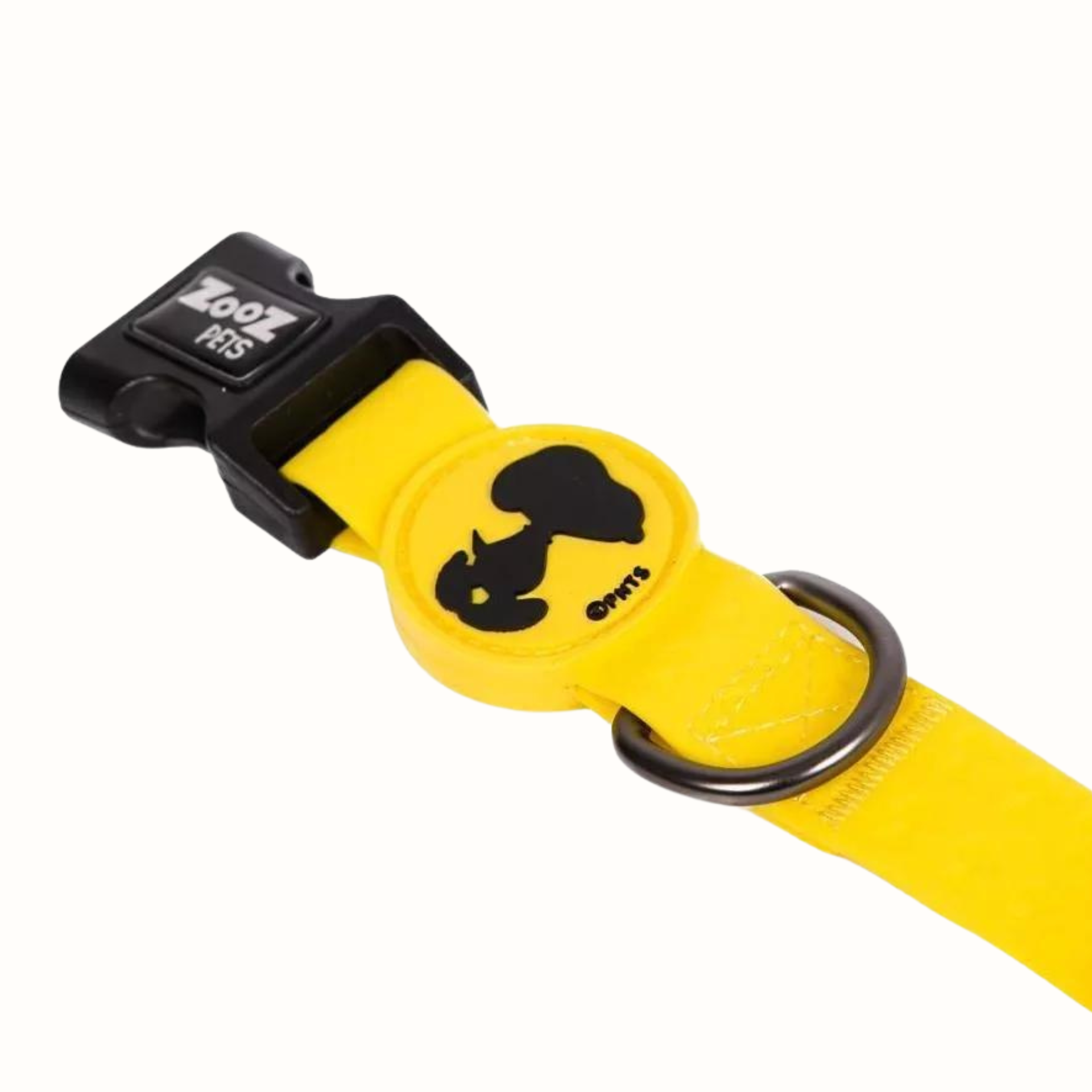 Coleira Snoopy Zooz, de cor amarelo com detalhes em preto. Vista em detalhe, sobre fundo branco. 