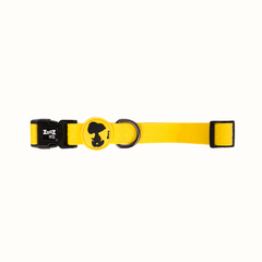 Coleira Snoopy Zooz, de cor amarelo com detalhes em preto. Vista de frente, sobre fundo branco. 