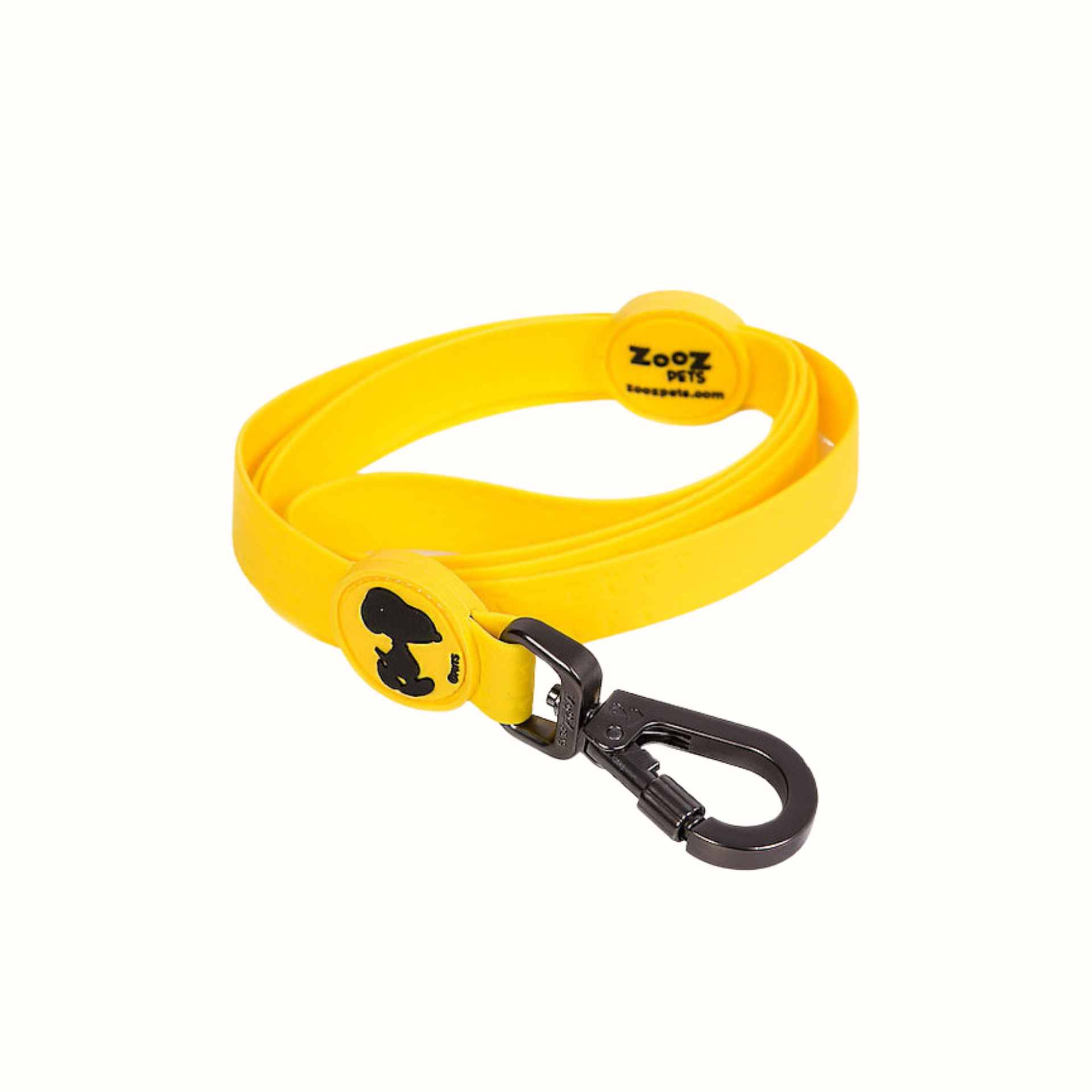 Trela Snoopy Zooz, de cor amarelo com detalhes em preto. Vista de frente, sobre fundo branco. 