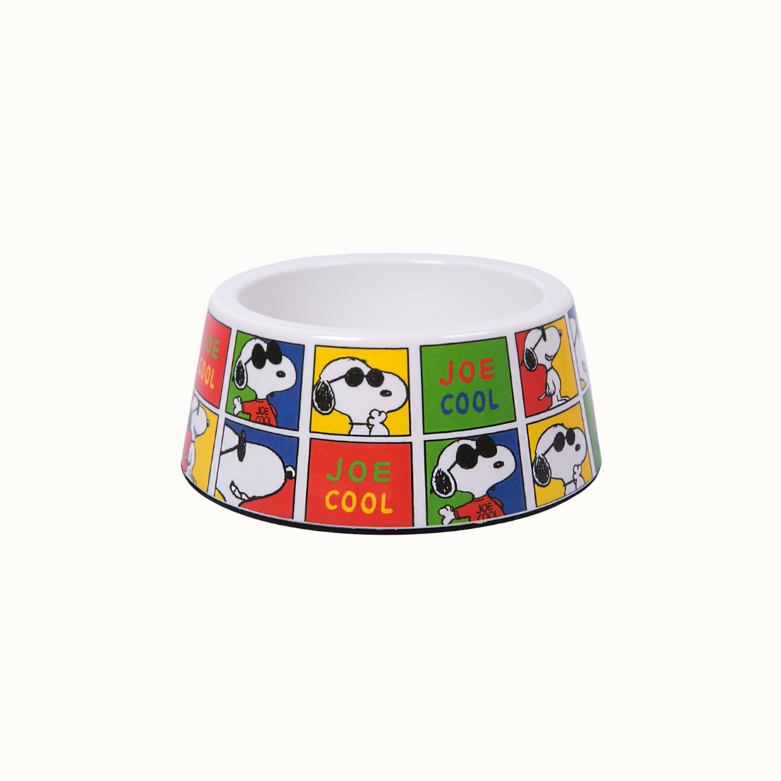 Comedouro ZOOZ para animal, com design do Snoopy, featuring ilustrações coloridas do personagem e elementos como a frase "joe cool". Material de plástico, com interior em alumínio. Vista frontal sobre fundo branco. 