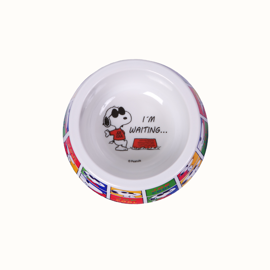 Comedouro ZOOZ para animal, com design do Snoopy, featuring ilustrações coloridas do personagem e elementos como a frase "joe cool". Material de plástico, com interior em alumínio. Visto de cima, sobre fundo branco. 