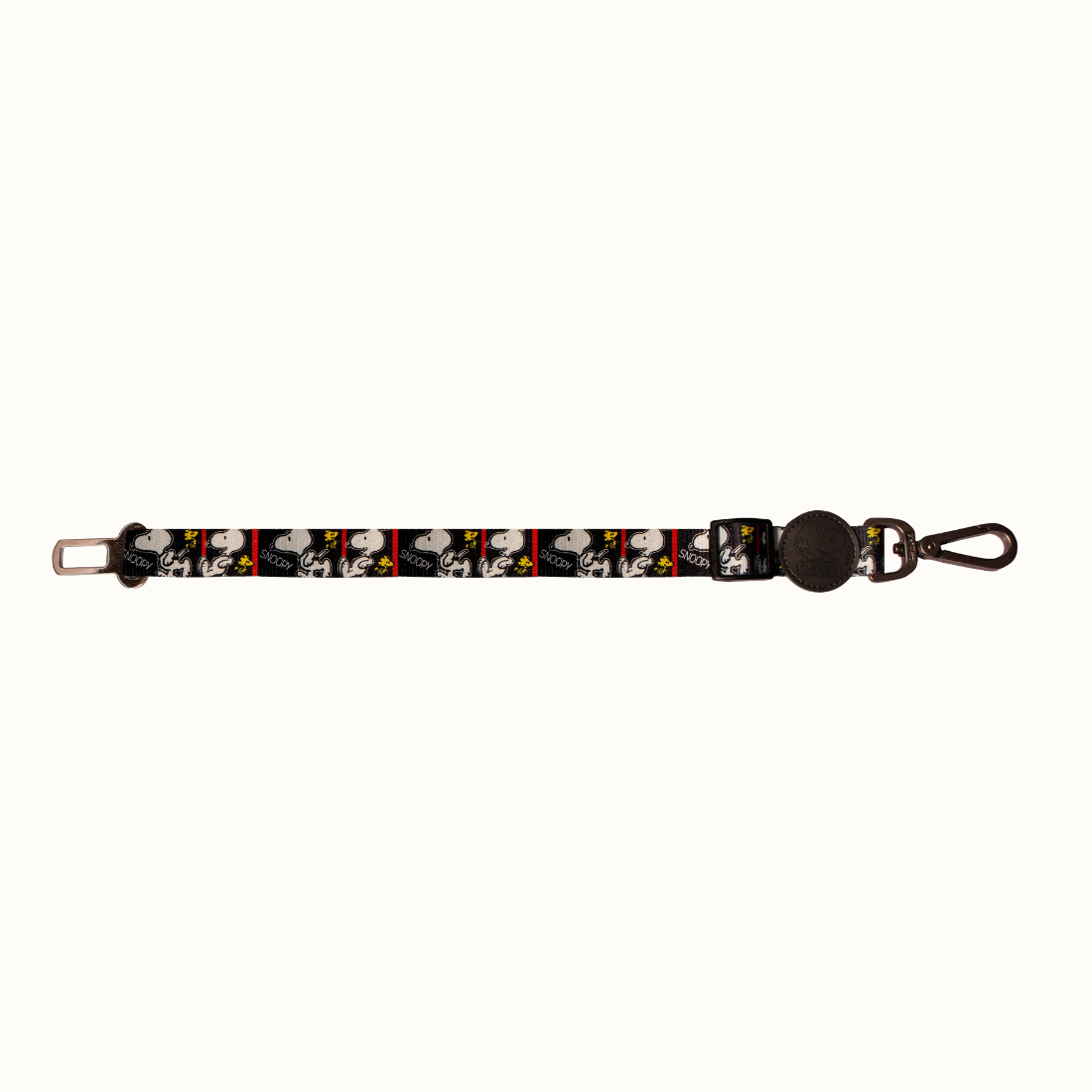 Cinto de segurança Zooz para cão, com padrão em preto e vermelho do Snoopy. Exibido de frente, sobre um fundo branco.