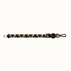 Cinto de segurança Zooz para cão, com padrão em preto e vermelho do Snoopy. Exibido de frente, sobre um fundo branco.