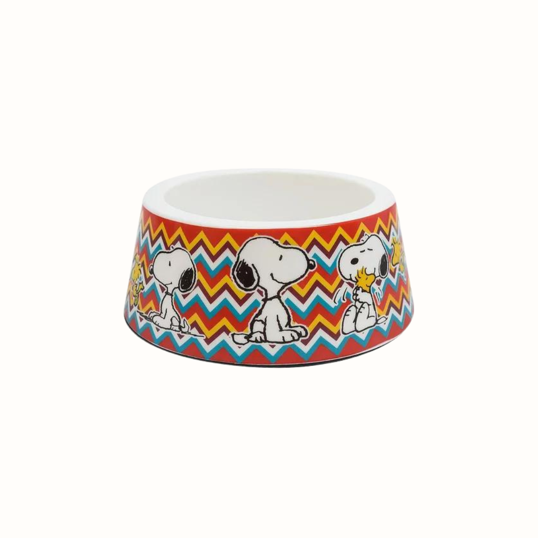 Comedouro ZOOZ para animal, com design do Snoopy com padrão colorido em zig-zag. Material de plástico. Vista frontal sobre fundo branco. 