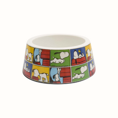 Comedouro ZOOZ para animal, com design do Snoopy, featuring ilustrações coloridas do personagem. Material de plástico. Vista frontal, sobre fundo branco. 