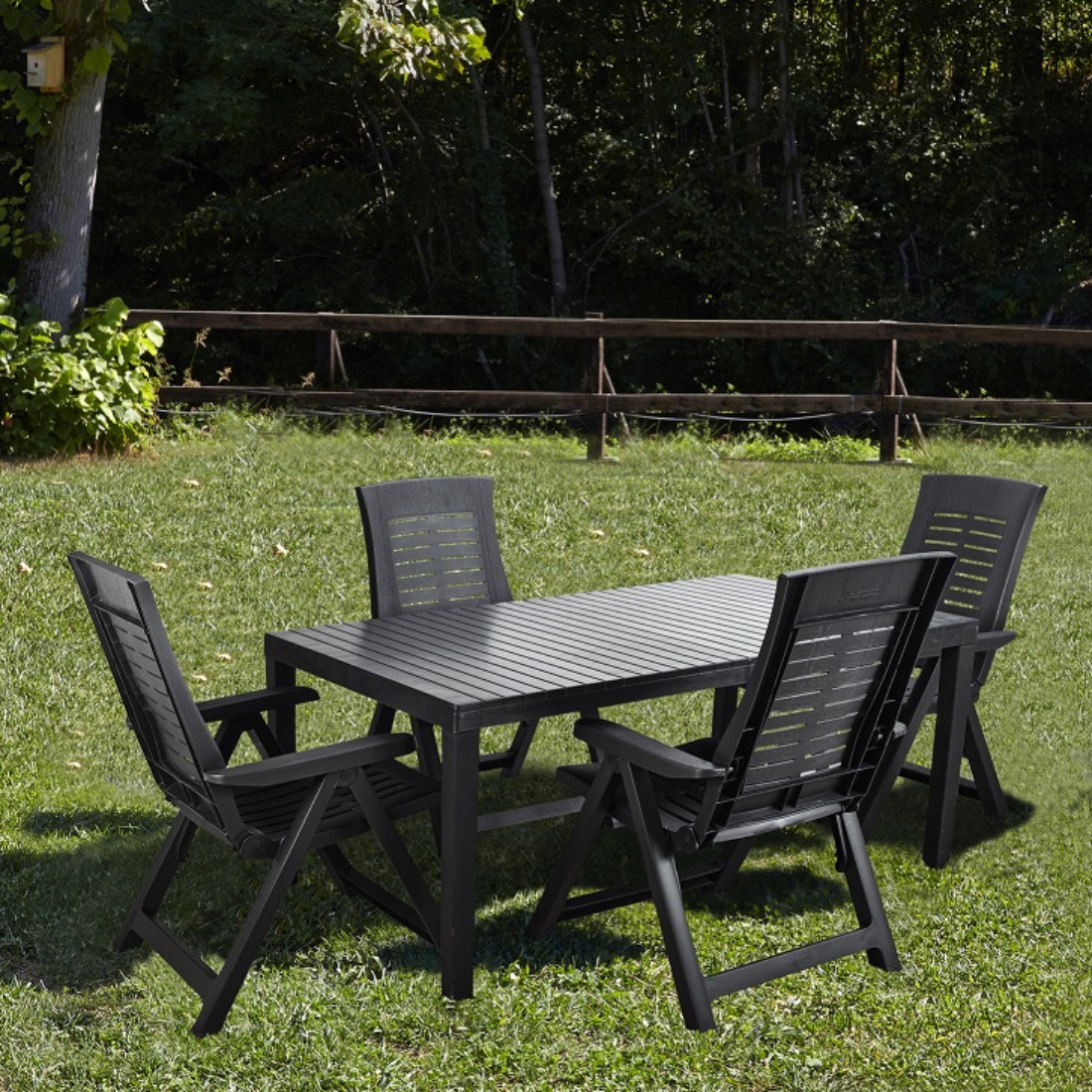 Mesa retangular IPAE PROGARDEN em plástico, de cor preta, com ranhuras e 4 pés de suporte. Exibido em ambiente exterior. 