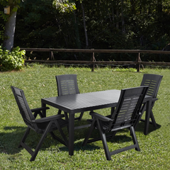 Mesa retangular IPAE PROGARDEN em plástico, de cor preta, com ranhuras e 4 pés de suporte. Exibido em ambiente exterior. 