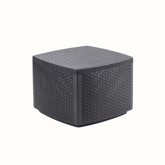 Mesa com arrumação IPAE PROGARDEN em plástico, de cor cinzenta, com  acabamento trançado. Sobre fundo branco. 