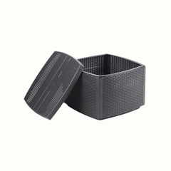 Mesa com arrumação IPAE PROGARDEN em plástico, de cor cinzenta, com acabamento trançado. Sobre fundo branco e com tampa aberta. 