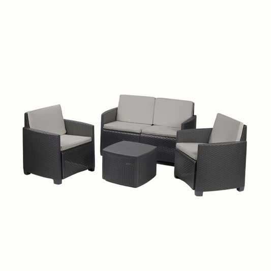 Conjunto de dois cadeirões, um cadeirão duplo e uma mesa baixa, com acabamento entrançado, de cor cinzenta, almofada no encosto e assento e  com braços de apoio. Exibido sobre fundo branco.