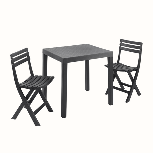 Conjunto de duas cadeiras dobráveis e uma mesa desmontável IPAE PROGARDEN em plástico cinzento, com assento e encosto com ranhuras, exibida em vista frontal ligeiramente inclinada para a direita. 