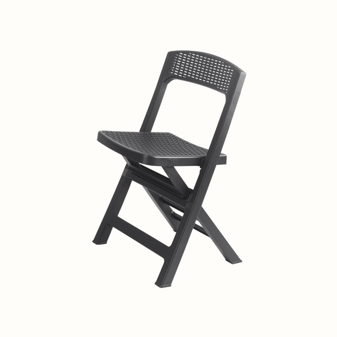 Cadeira dobrável IPAE PROGARDEN em plástico cinzento, com assento texturizado e encosto com padrão entrançado, exibida em vista frontal ligeiramente inclinada para a esquerda. 