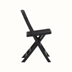 Cadeira dobrável IPAE PROGARDEN em plástico cinzento, com assento texturizado e encosto com padrão entrançado, exibida em vista lateral. 