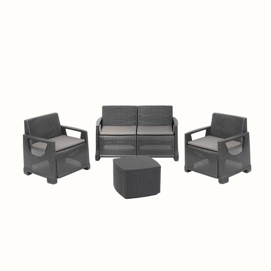 Conjunto IPAE PROGARDEN, composto por um sofá de dois lugares, dois cadeirões e uma mesa, em plástico com acabamento trançado e almoçadas de acento de cor cinzento, sobre fundo branco. 