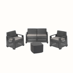 Conjunto IPAE PROGARDEN, composto por um sofá de dois lugares, dois cadeirões e uma mesa, em plástico com acabamento trançado e almoçadas de acento de cor cinzento, sobre fundo branco. 
