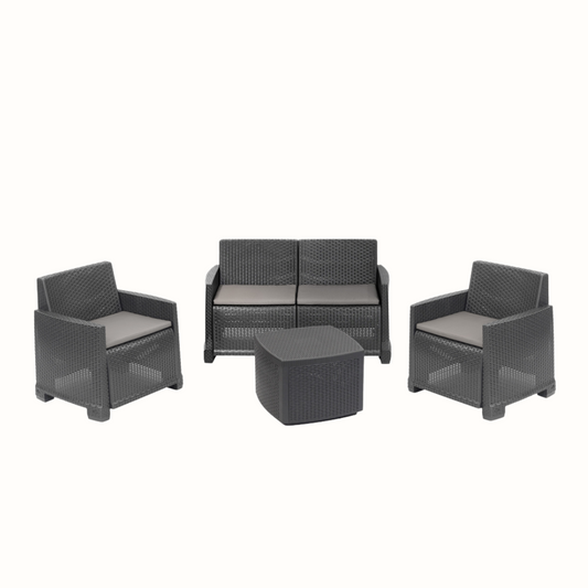 Conjunto de dois cadeirões, um cadeirão duplo e uma mesa baixa, com acabamento entrançado, de cor cinzenta, almofada no assento e com braços de apoio. Exibido sobre fundo branco.