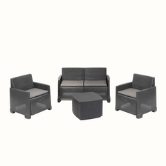 Conjunto de dois cadeirões, um cadeirão duplo e uma mesa baixa, com acabamento entrançado, de cor cinzenta, almofada no assento e com braços de apoio. Exibido sobre fundo branco.