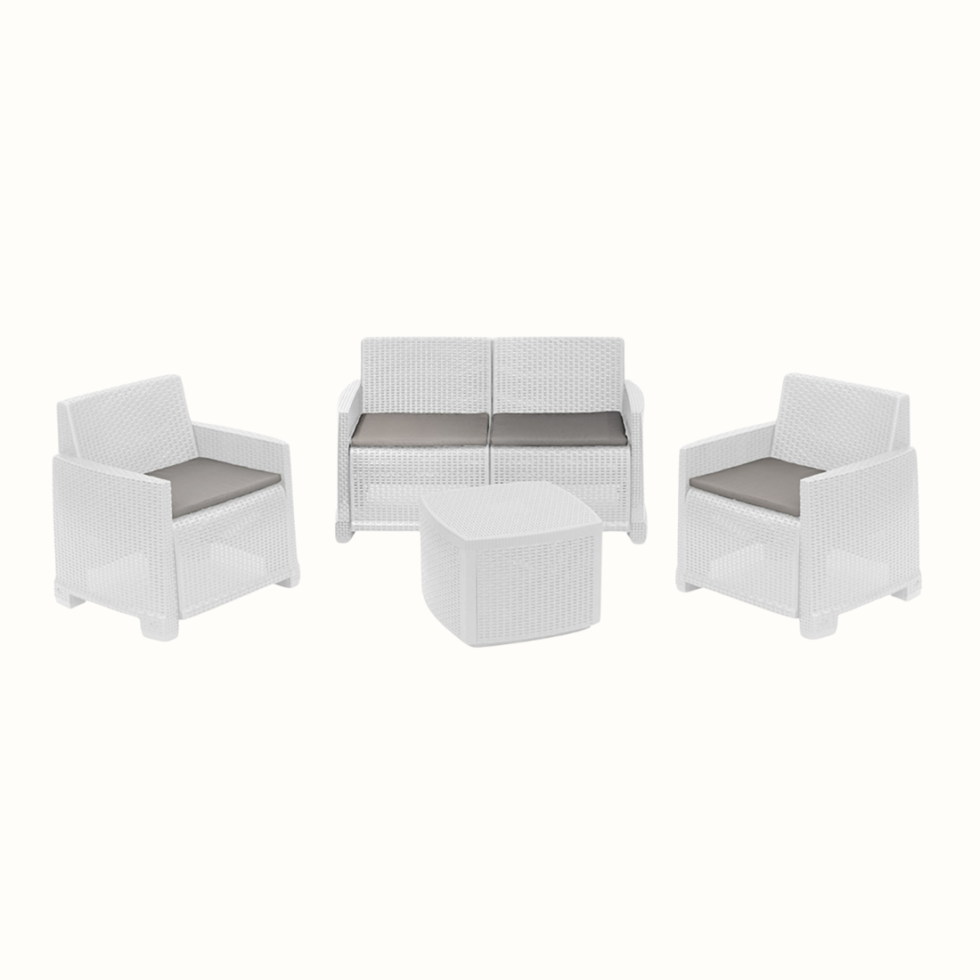Conjunto de dois cadeirões, um cadeirão duplo e uma mesa baixa, com acabamento entrançado, de cor branca, almofada no assento e  com braços de apoio. Exibido sobre fundo branco.