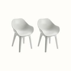 Conjunto de cadeiras IPAE PROGARDEN, em plástico resistente, com design ergonómico, de cor branca, sobre fundo branco. 