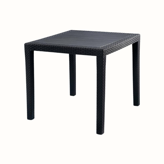 Mesa IPAE PROGARDEN em plástico, de cor cinzenta, com ranhuras e acabamento trançado e 4 pés de suporte. Sobre fundo branco. 