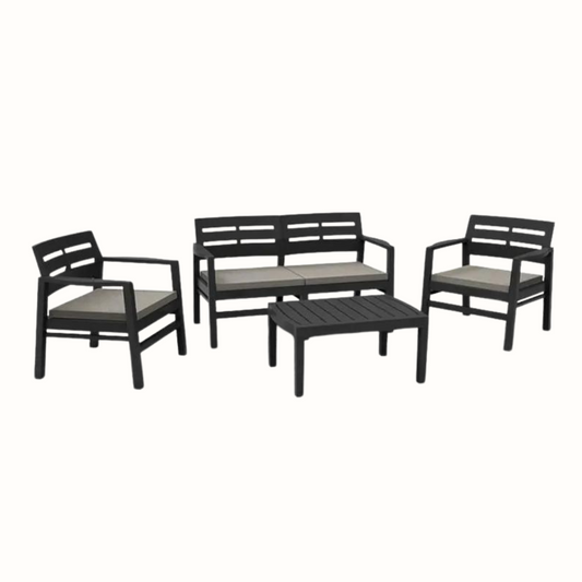 Conjunto composto por 2 cadeiras, 1 cadeira dupla com braços e encosto de apoio, acompanhadas de almofadas no assento, e uma mesa baixa IPAE PROGARDEN. Sobre fundo branco.
