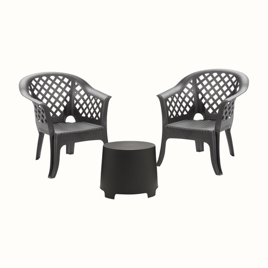 Conjunto de duas cadeiras com braços e encosto vazado em padrão quadriculado e uma mesa IPAE PROGARDEN, em plástico, na cor preta, sobre fundo branco. 