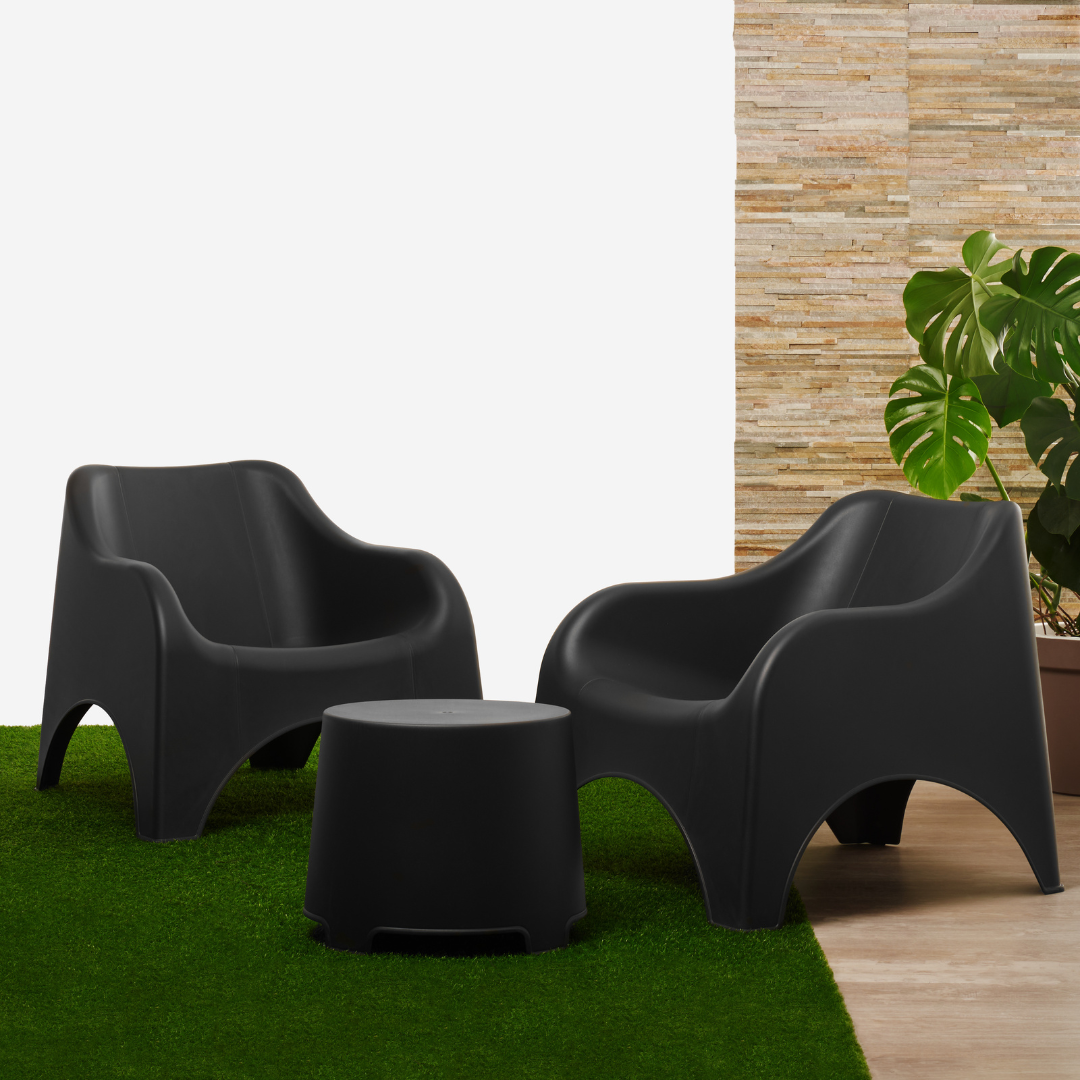Conjunto de duas cadeiras e uma mesa IPAE PROGARDEN, em plástico, na cor preta, exibida em ambiente externo. 